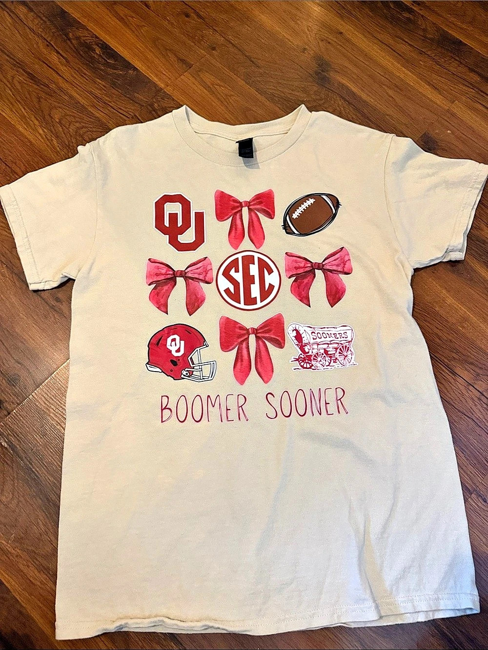 Oklahoma Sooners Graphic Tee in Cream & Red